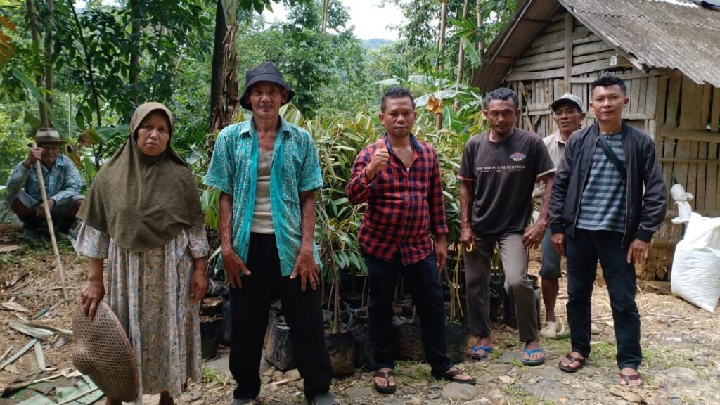 Warga Kampung Mak Erot sedang menanam 69 pohon durian.