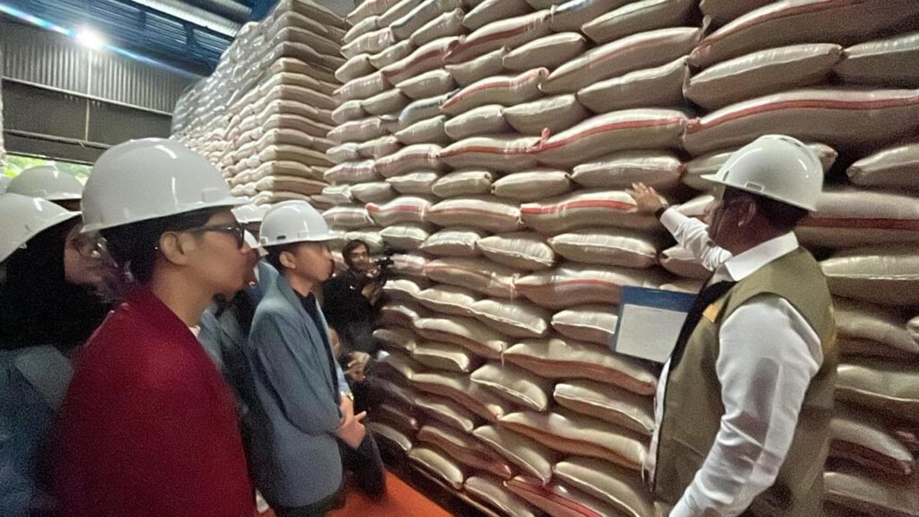 Penolakan Puluhan Desa Atas Beras Bantuan Bulog: “Bom Waktu” Mulai Menyala? Beras Bulog